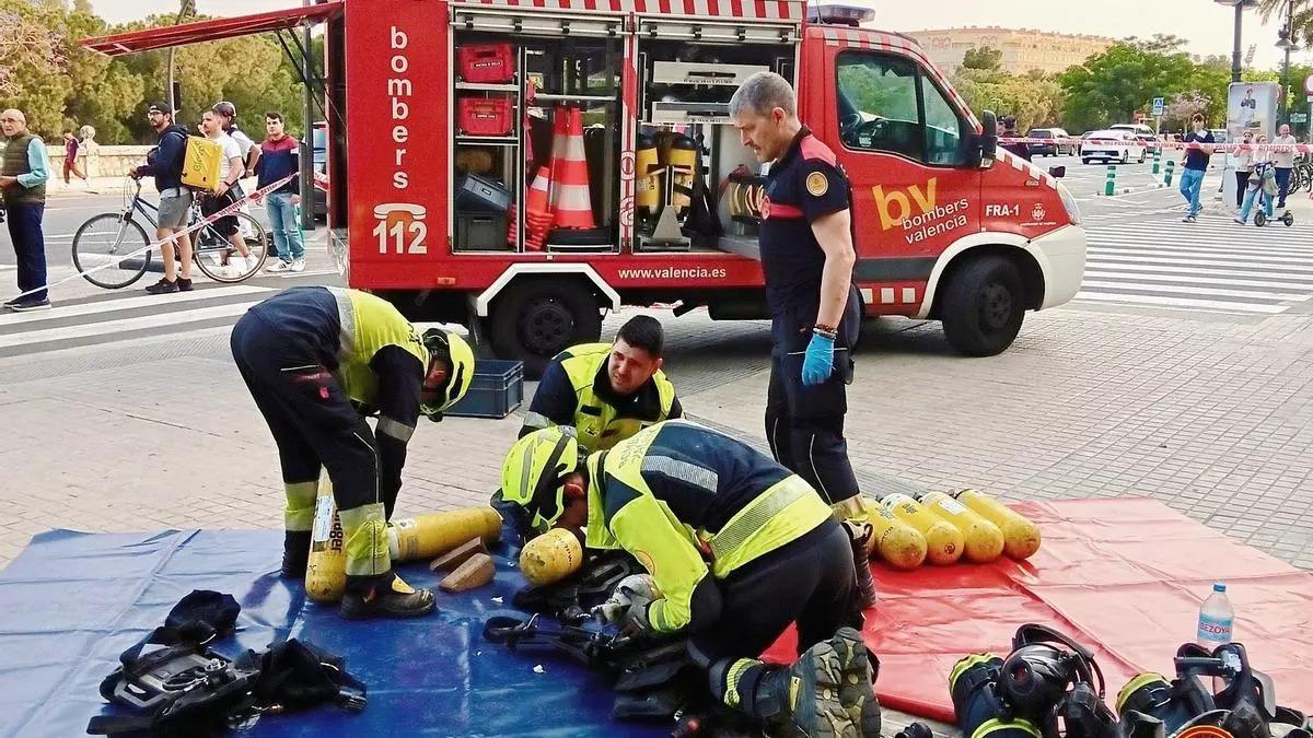 Bomberos de València durante su intervención en un incendio