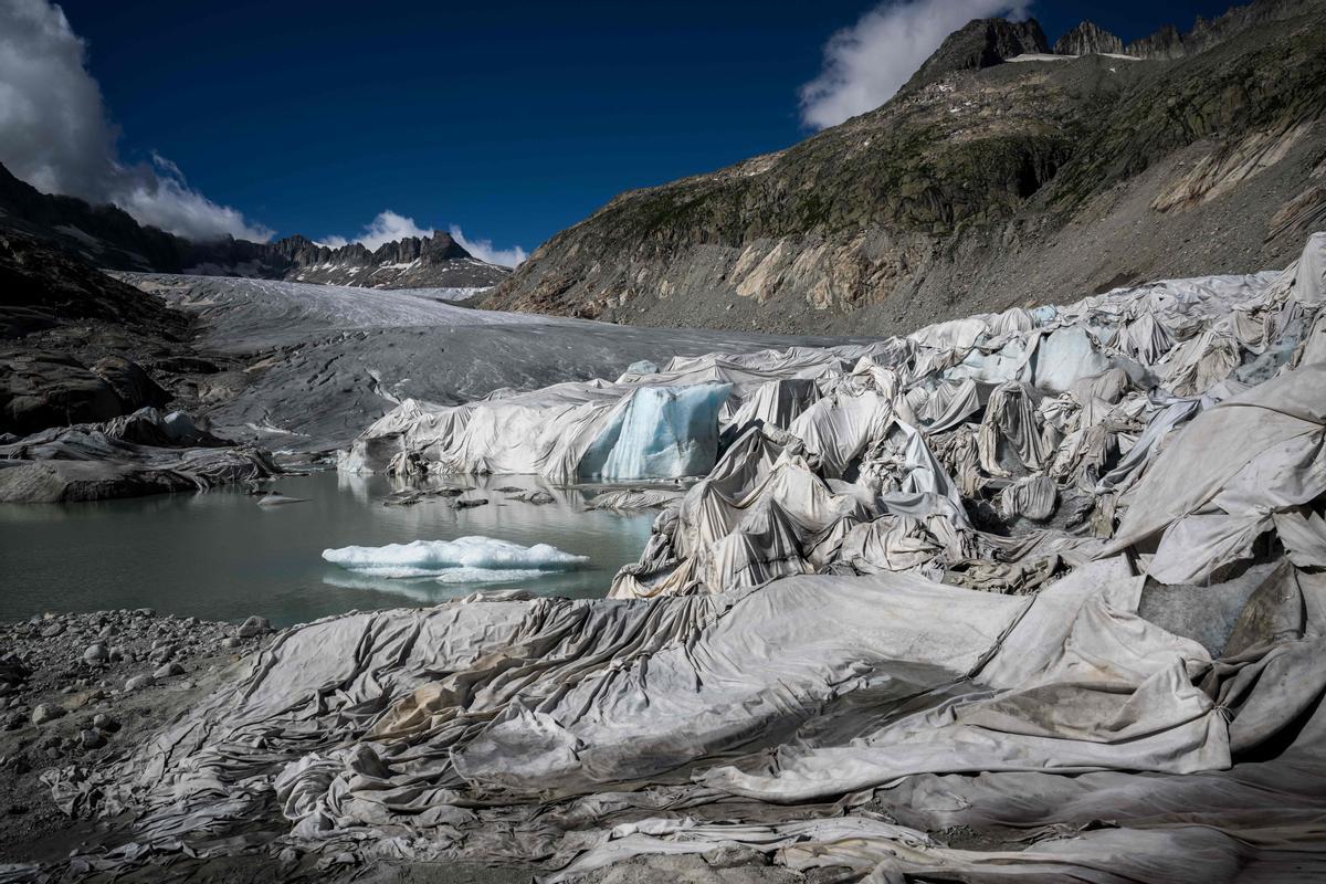 Fotografía tomada cerca de Gletsch, en los Alpes suizos, el 8 de julio del 2022. En ella se aprecia el material aislante que cubre parte del glaciar Rhone para evitar que se derrita.