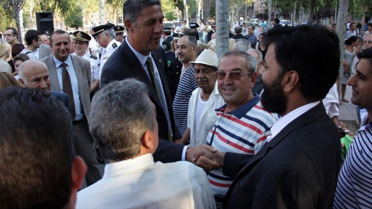 El alcalde de Badalona, Xavier Garcia Albiol,y el portavoz del Centre Islàmic Camí de la Pau, Muhammad Iqbal, se han saludado este jueves en un acto institucional en Badalona.