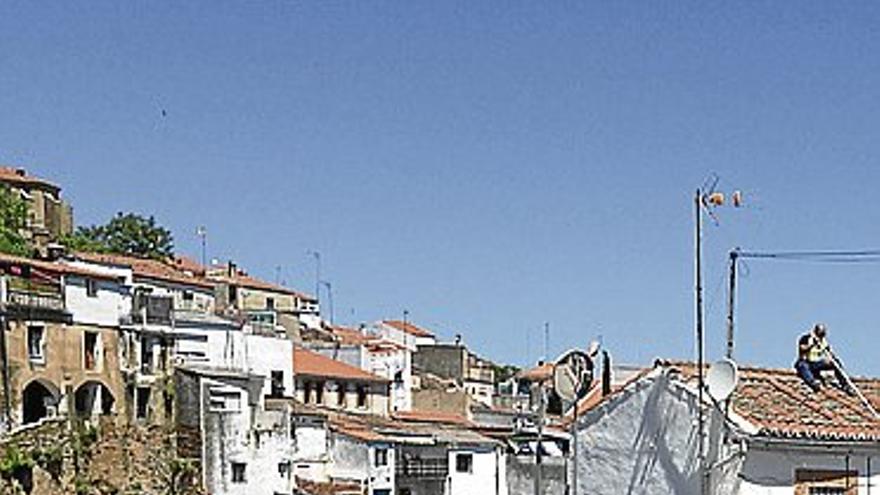 Quejas en Ronda Vadillo de Cáceres por un muro caído y un quitamiedo desplazado
