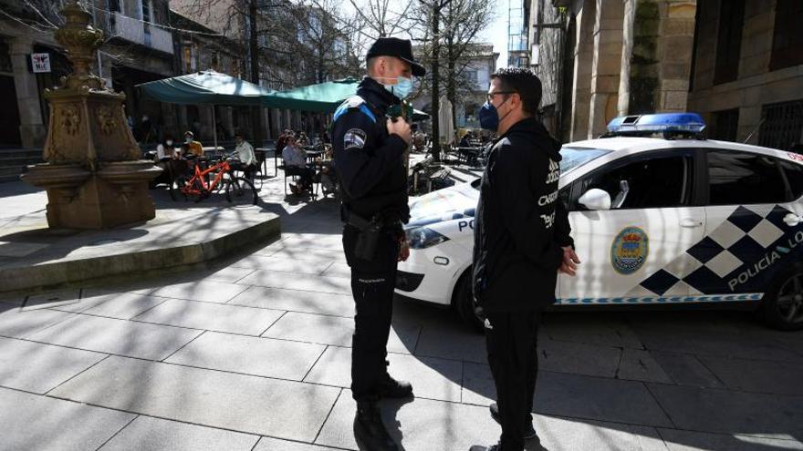 Dos policías de Pontevedra velan por el cumplimiento de las medidas