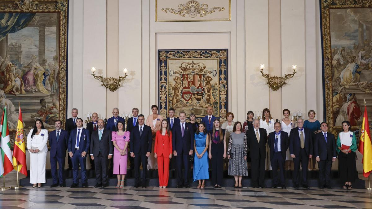 Felipe VI, la princesa Leonor, la infanta Sofía y la reina Letizia posan con diversas personalidades y los galardonados con motivo del aniversario de su reinado.