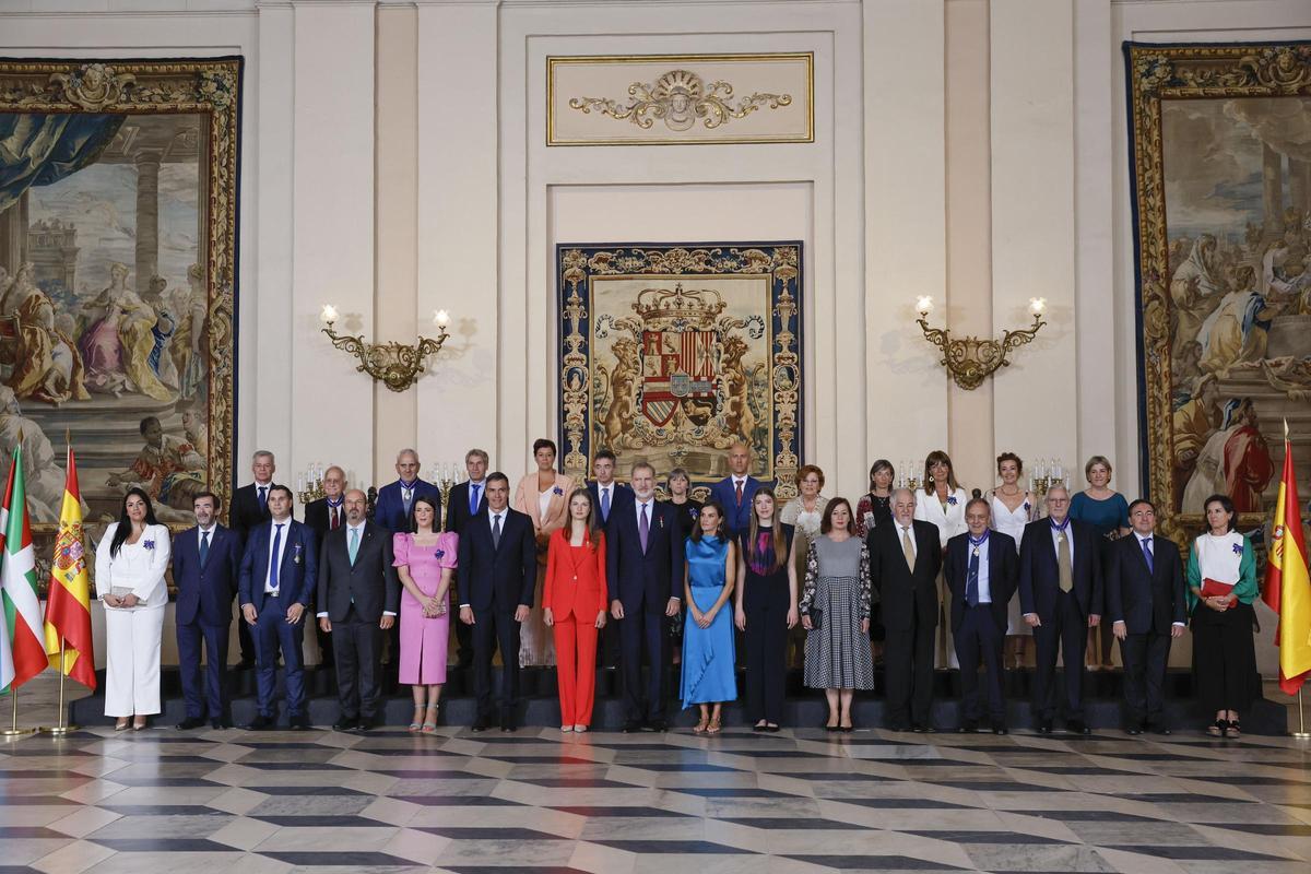 Felipe VI, la princesa Leonor, la infanta Sofía y la reina Letizia posan con diversas personalidades y los galardonados para la foto de familia de la imposición de condecoraciones al mérito civil en el Palacio Real en Madrid donde se conmemora el décimo aniversario del reinado de Felipe VI,.
