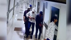 El fallecido, identificado como Chandan Mishra, se encontraba en la unidad de cuidados intensivos del hospital cuando fue atacado.