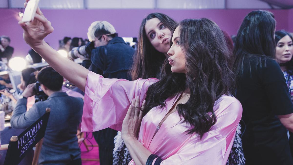 Irina Shayk en el backstage de Victoria's Secret Fashion Show 2016