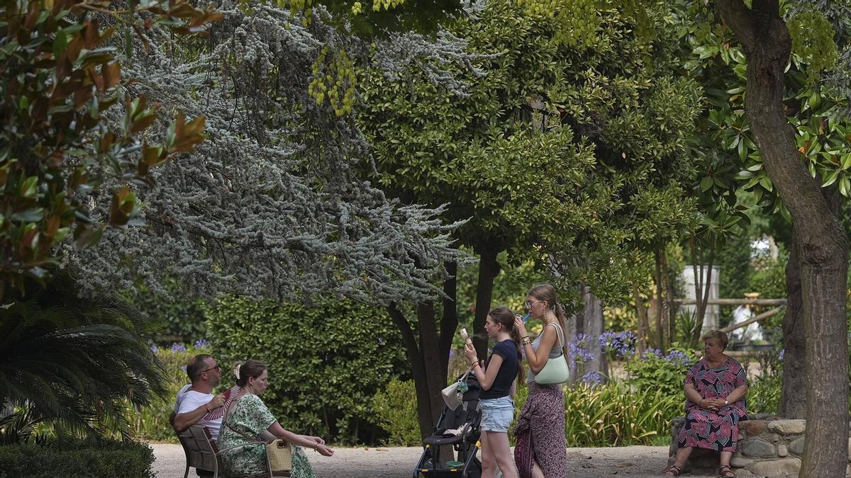 Turistes i residents, ahir a la tarda descansant en una ombra als Jardins de la Devesa