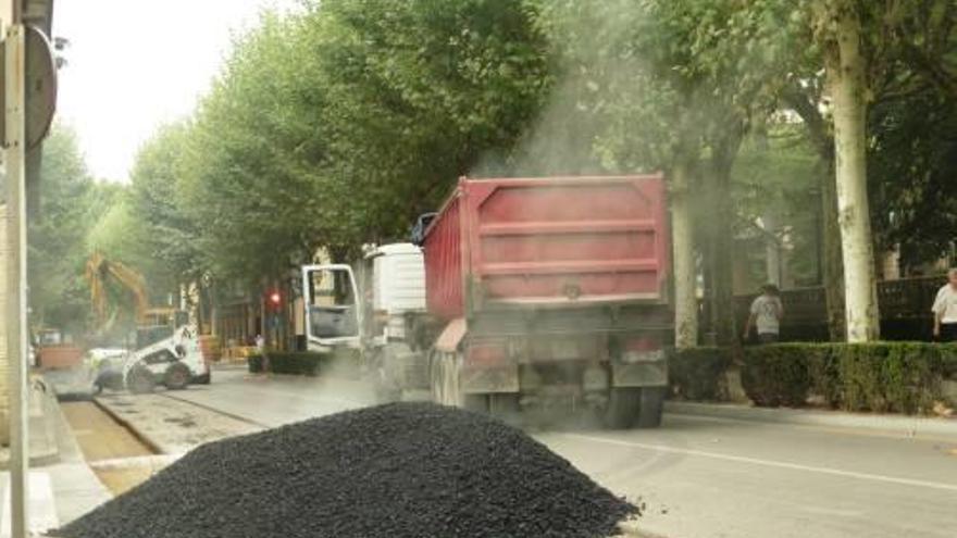 Les obres de la millora del paviment de l&#039;entorn de la plaça Clarà. DdG