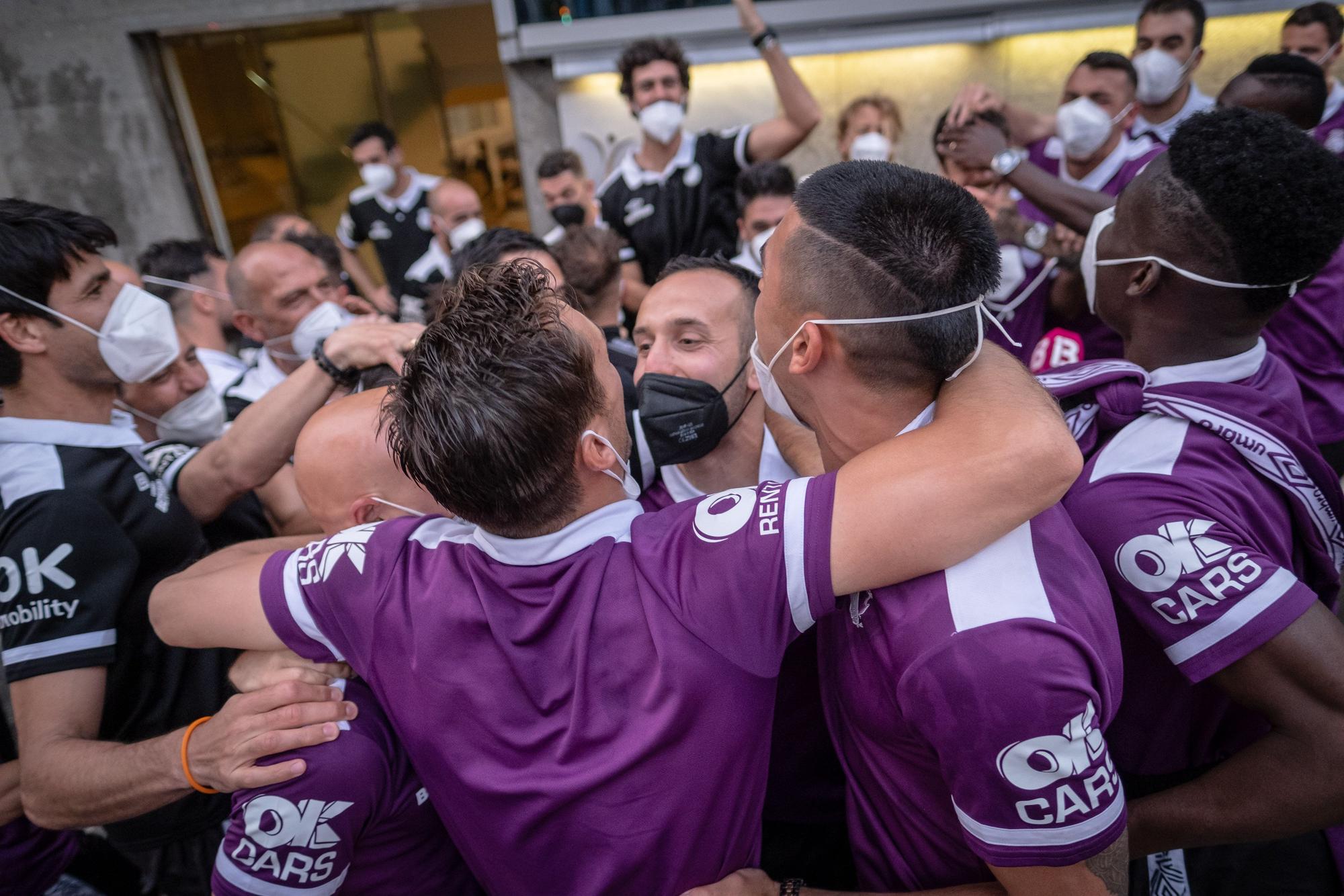 Los jugadores del Mallorca celebran que el ascenso a Primera