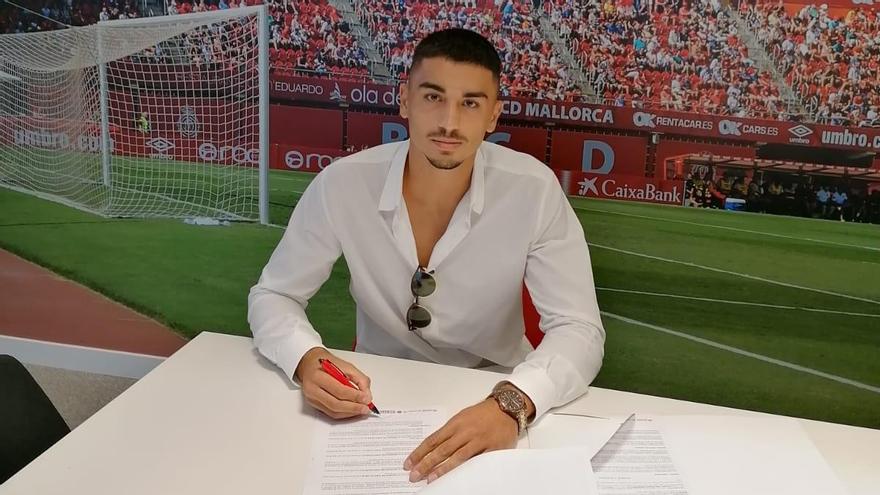 Leo Román el día que firmó su primer contrato con el Real Mallorca.