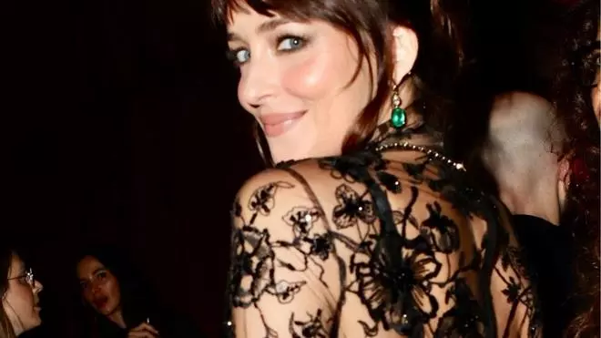 Dakota Johnson ha conseguido el look 200% transparente más sofisticado (y un poco español)