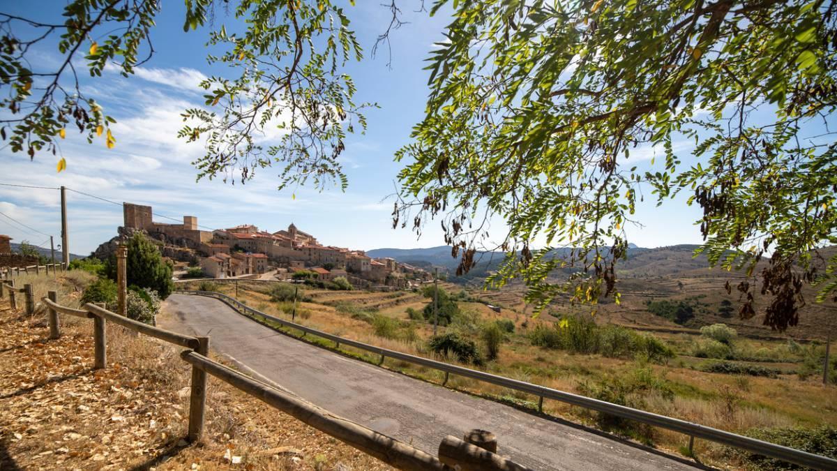 La carretera de España que mide 63 km, es un gran atractivo para motiristas (y senderistas) y se le conoce como 'la ruta del silencio'