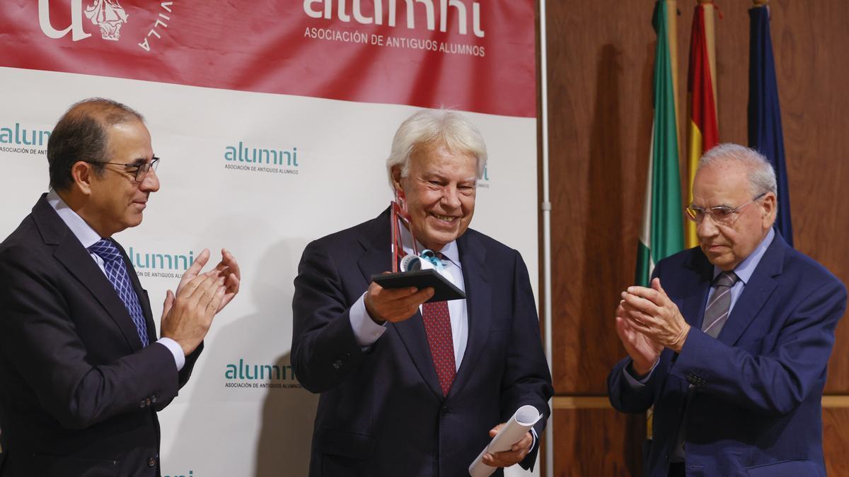 El expresidente del Gobierno Felipe González recibe el galardón 'Alumni de Honor' durante la ceremonia de entrega del IV Premio Alumni US, este jueves, en el paraninfo de la Universidad de Sevilla.