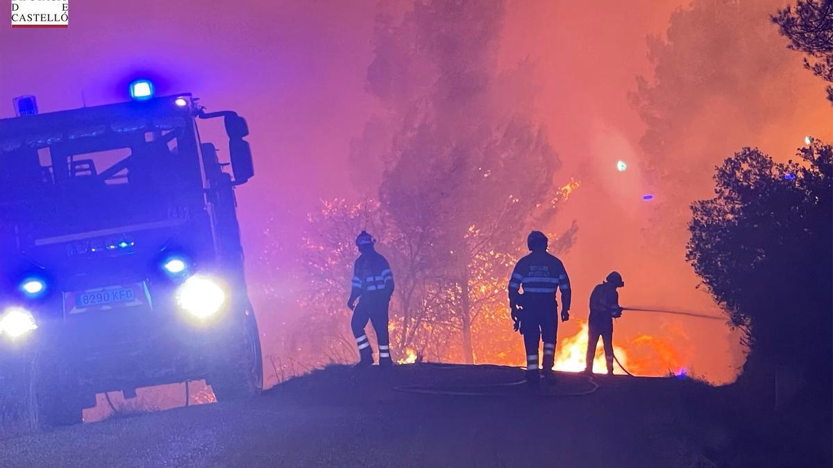 Espectacular imagen de los bomberos rodeados por las llamas y el humo.