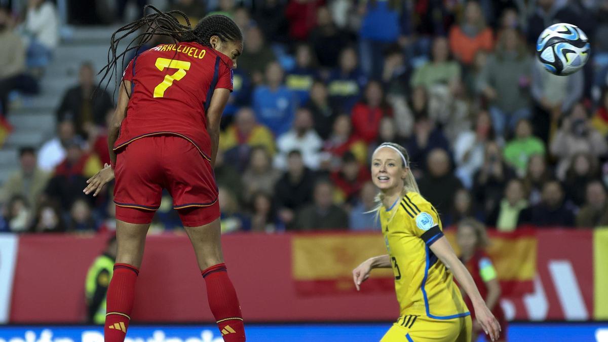 Salma Paralluelo conecta el cabezazo del primer gol de España ante Suecia.