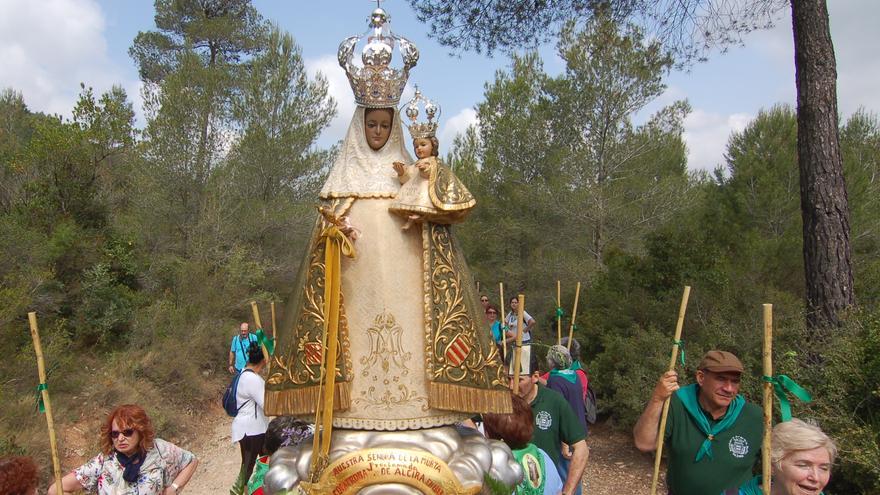 Los devotos acompañan a la imagen de la Virgen de la Murta a pie hasta el valle