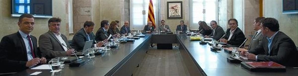  2012. Artur Mas capitaneja la Generalitat en una de les legislatures més  agitades de la història de la democràcia. La batalla pel pacte fiscal i les  retallades en matèria d¿educació i sanitat compliquen la seva gestió.