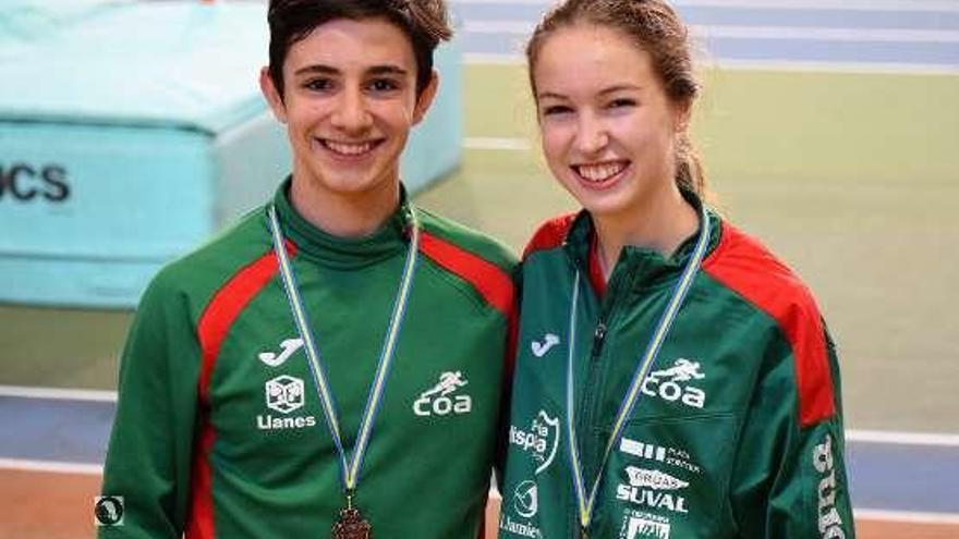 Eduardo Llano Rumayor y Esther Menéndez, con las medallas.