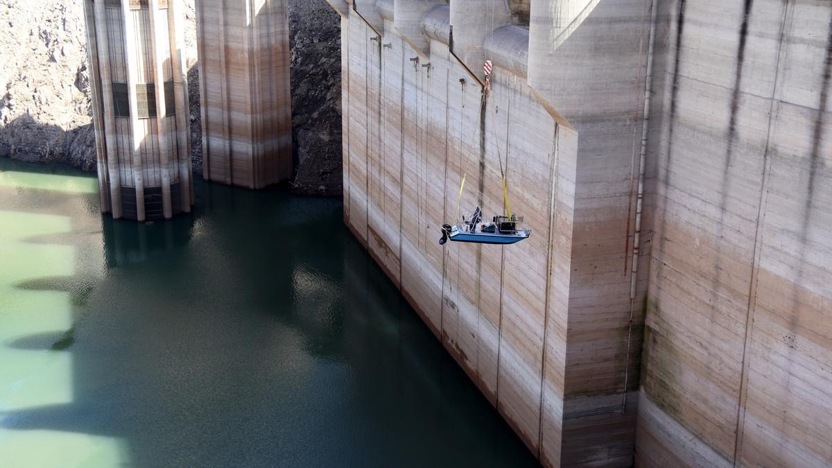 Descens d'una barca fins al pantà de Sau.