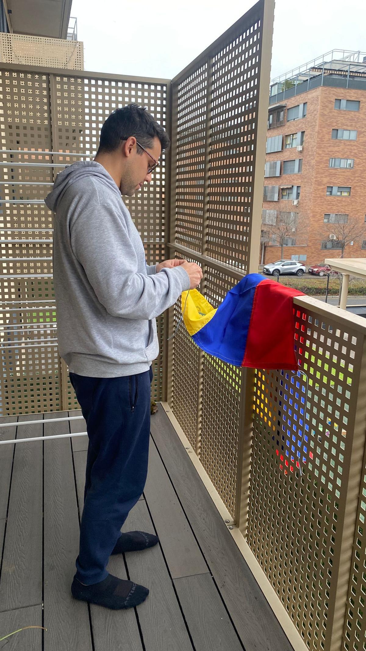 Roger Izarra Mora aterrizó en Madrid hace nueve años y despliega su bandera nada más conocer los bombardeos de EEUU a Venezuela.