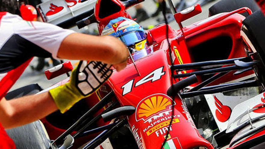 Fernando Alonso durante los entrenamientos en Baréin.