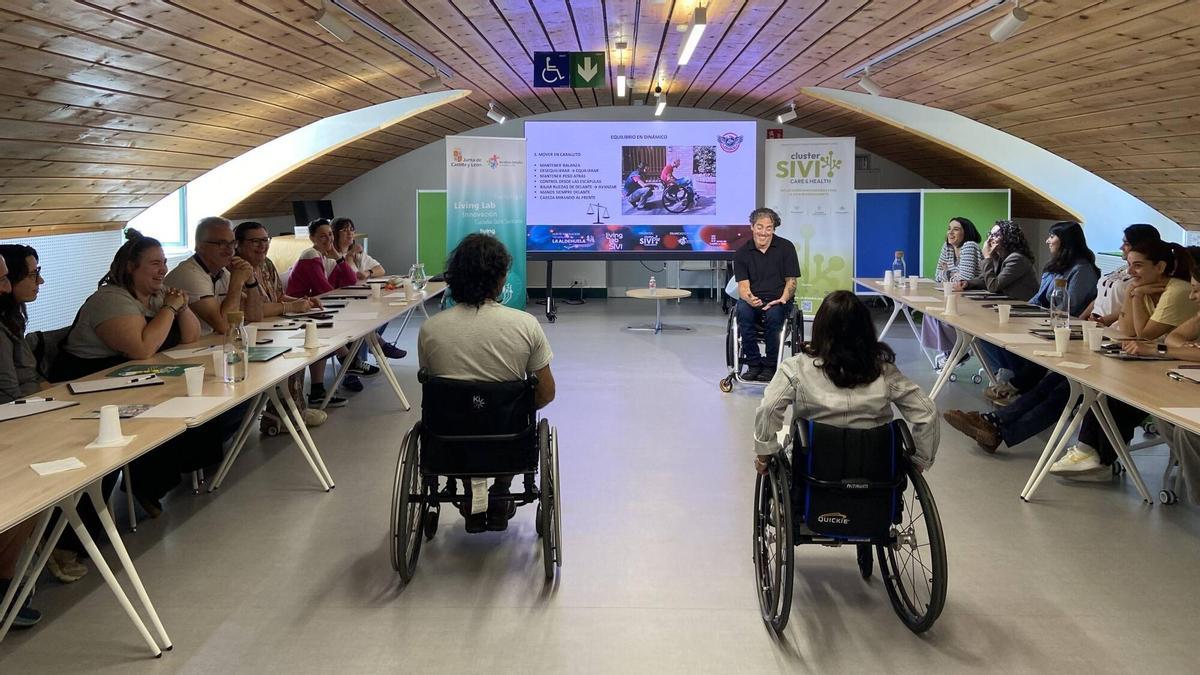 Taller «Más independencia para la dependencia» en el HUB de La Aldehuela (Zamora).