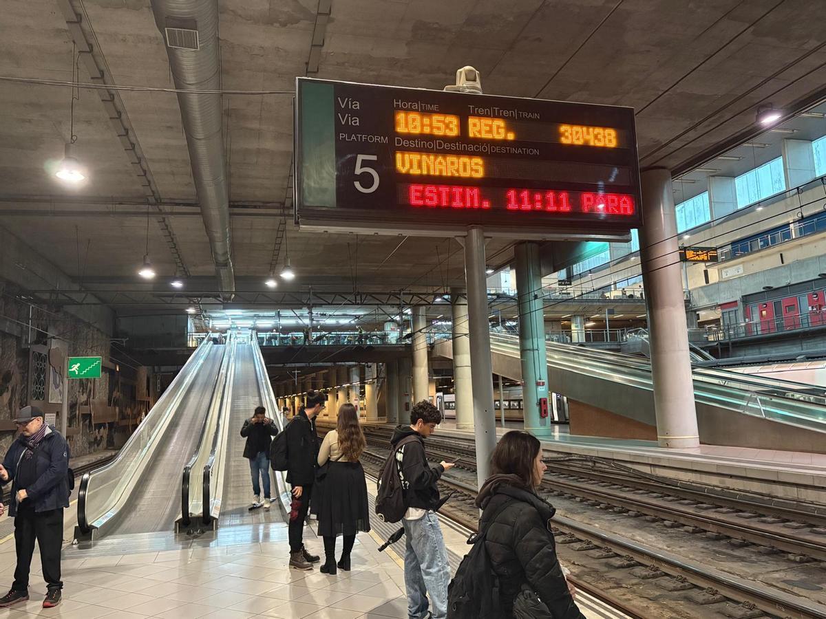 Usuarios esperando un tren de Castelló a Vinaròs.