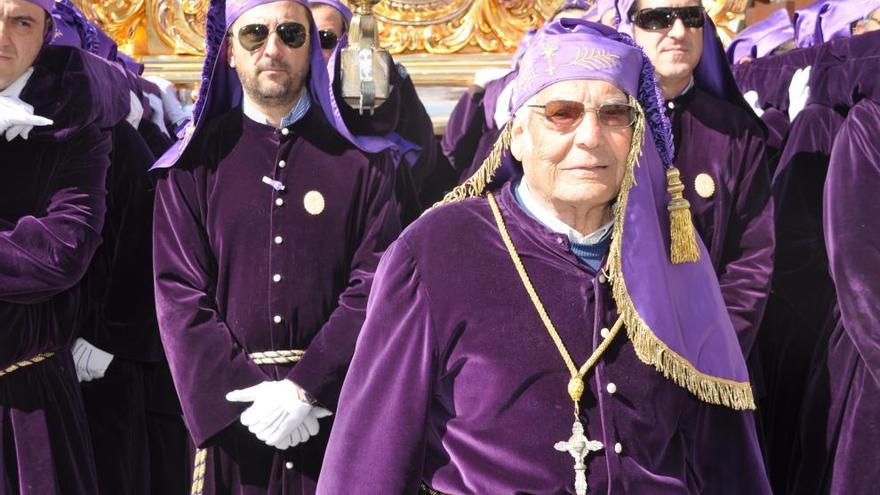 Diego Peperre, con la túnica morada de su cofradía.