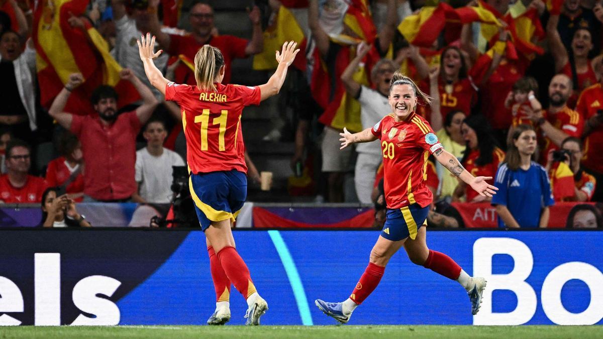 Alexia Putellas celebra un gol con Claudia Pina en un partido de la selección española.