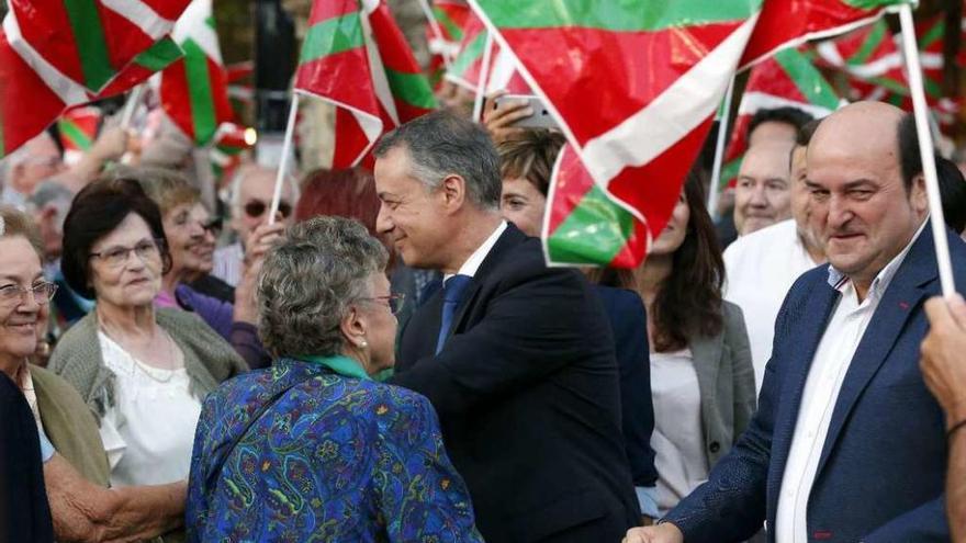 Cierre de campaña del lehendakari, Iñigo Urkullu (en el centro), ayer en Bilbao. // Efe