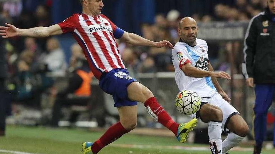 Manuel Pablo centra ante Gabi, el sábado en el Calderón.