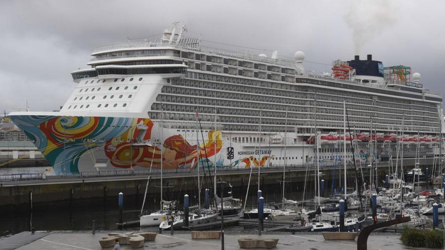 El ‘Norwegian Getaway’, ayer, en el puerto, en su primera escala en A Coruña.   | // CARLOS PARDELLAS