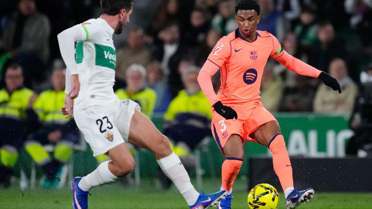 Barcelona's Alejandro Balde, right, vies for the ball with Elche's Victor Chust during a Spanish La Liga soccer match between Elche and Barcelona in Elche, Spain, Saturday, Jan. 31, 2026. (AP Photo/Jose Breton). EDITORIAL USE ONLY/ONLY ITALY AND SPAIN