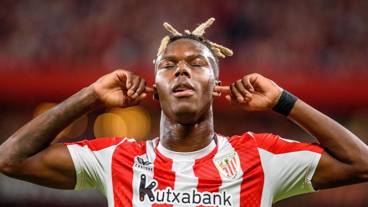 Nico Wlliams celebra un gol contra el Slavia de Praga en San Mamés.