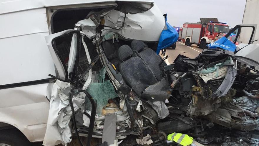 Un accidente entre una furgoneta y un camión mantiene cortada la carretera Badajoz-Cáceres