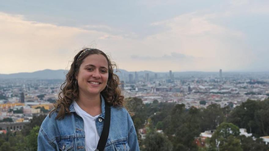 Ana Castaño con la ciudad de Puebla al fondo.