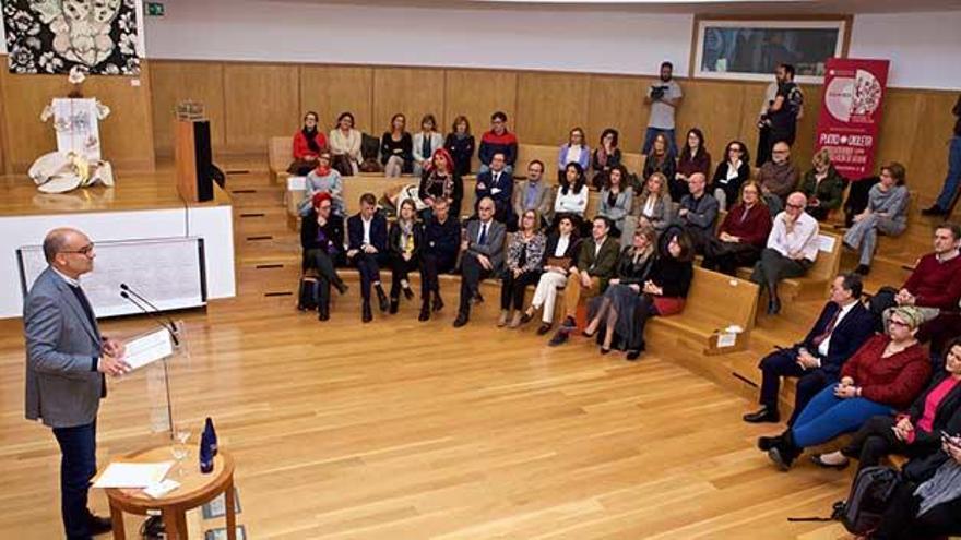 Momento de la intervención del rector Palomar durante el acto institucional del 25-N.