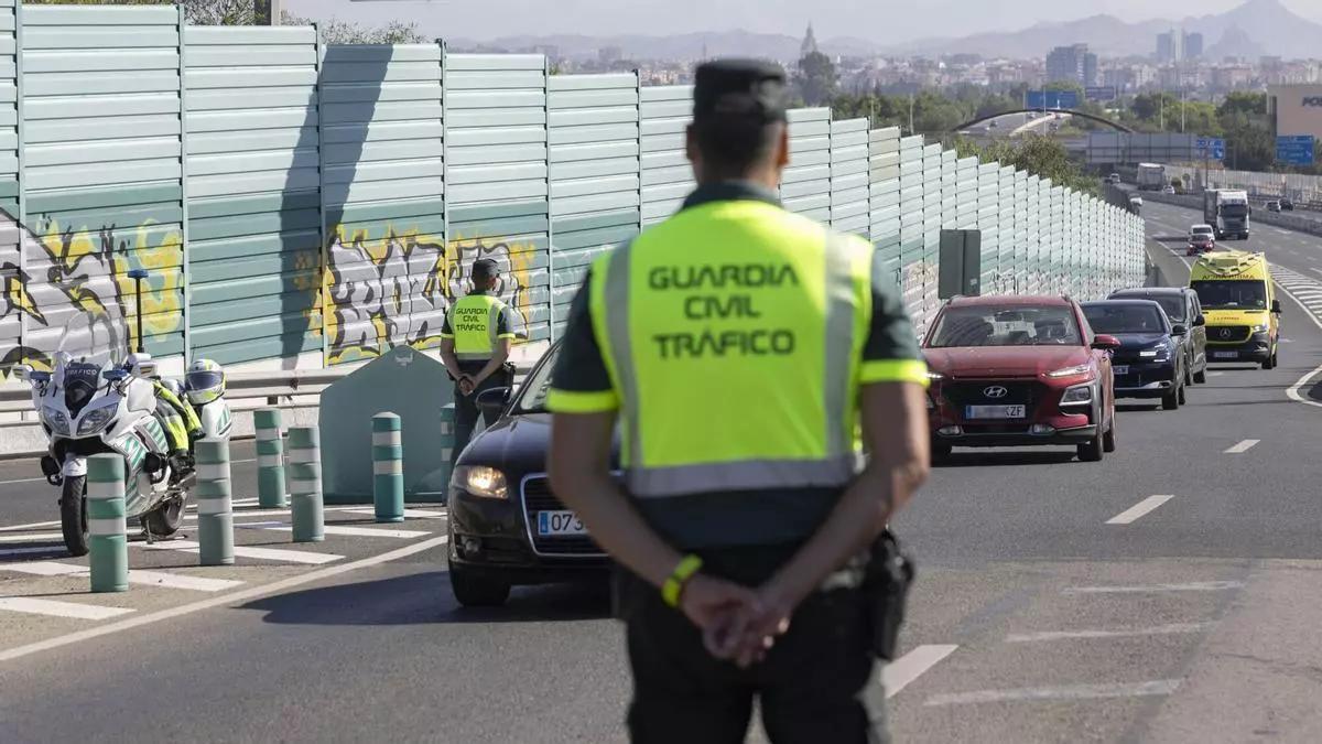 multas de 200 euros e inmovilización del vehículo