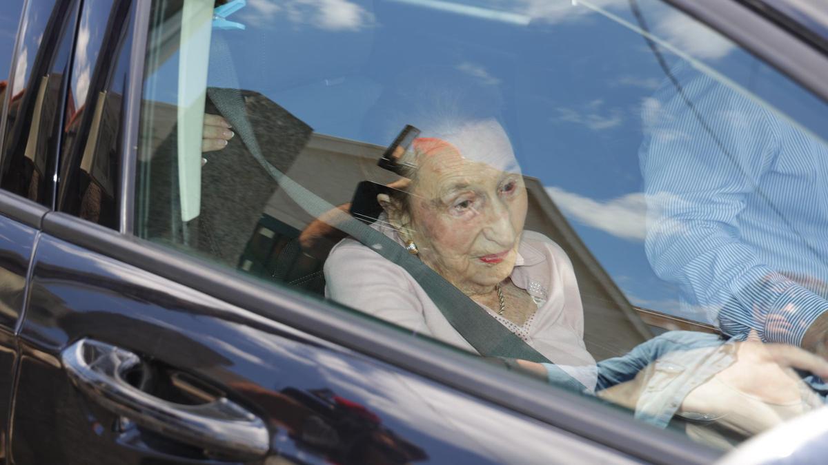 La infanta Margarita sale de la casa de Pedro Campos, en Sanxenxo, donde ha comido con su hermano, el rey emérito Juan Carlos I.