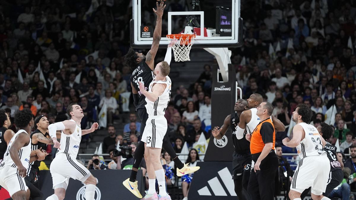 Kevarrius Hayes gana un rebote a Dzanan Musa en el partido de Euroliga entre el Real Madrid y el París Basketball