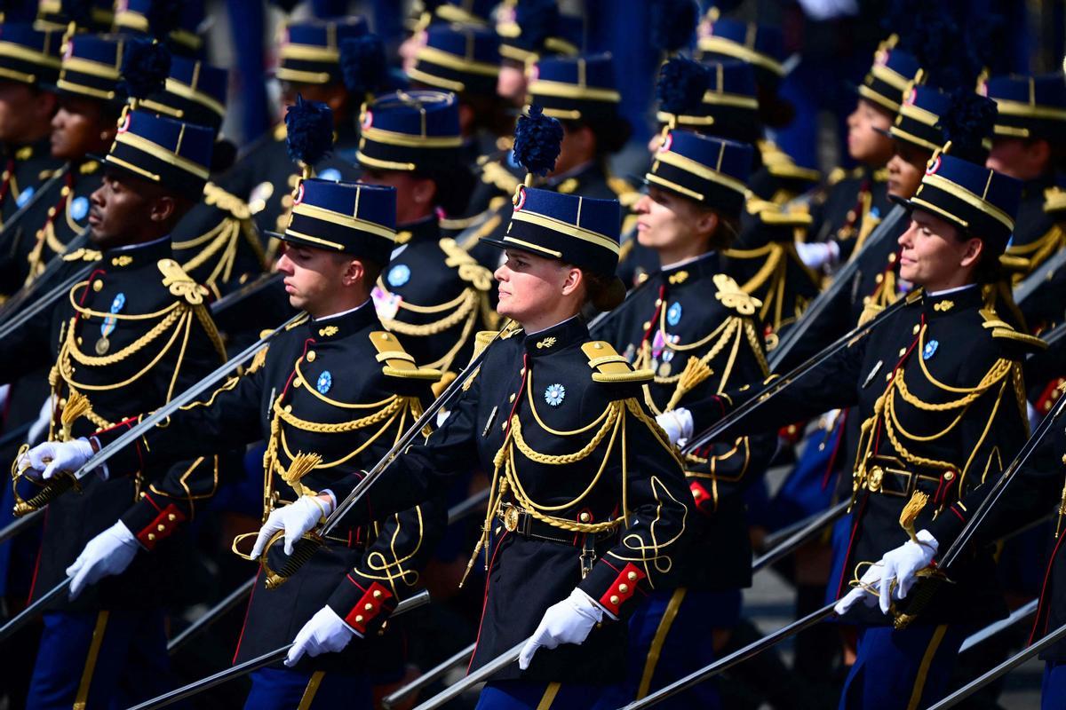 París celebra por todo alto el aniversario de la toma de la Bastilla.