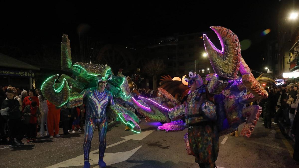 En imágenes: Los tapiegos de "20.000 leguas de fiesta submarina" arrasan de La Coruña a Oviedo