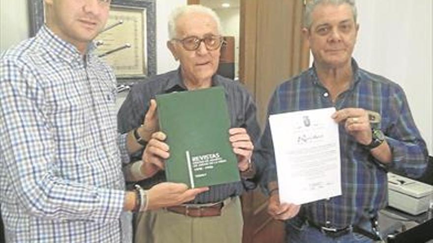 Moreno entrega al consistorio los 70 números de la revista de ferias