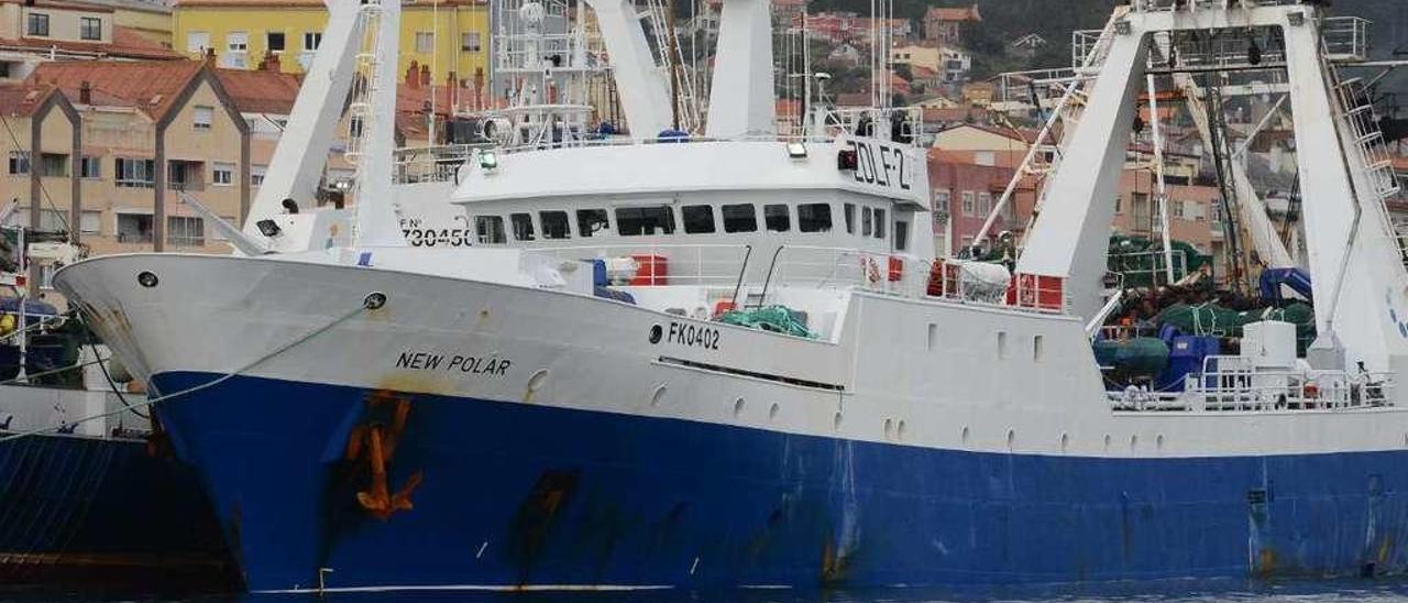 El barco &quot;New Polar&quot;, ayer, en el muelle de Cangas. // Gonzalo Núñez