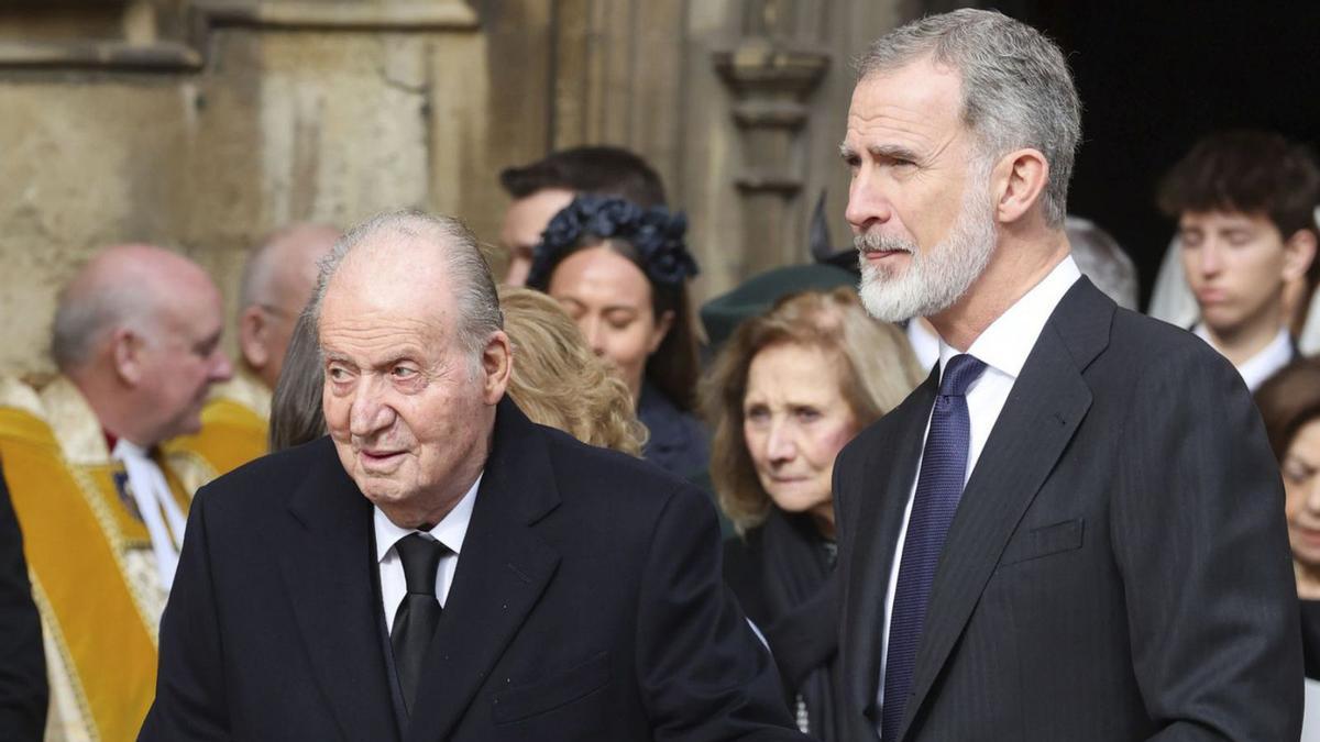 Joan Carles I i el rei Felip VI, ahir al sortir de la capella de Sant Jordi, al castell de Windsor. | CHRIS JACKSON / AP