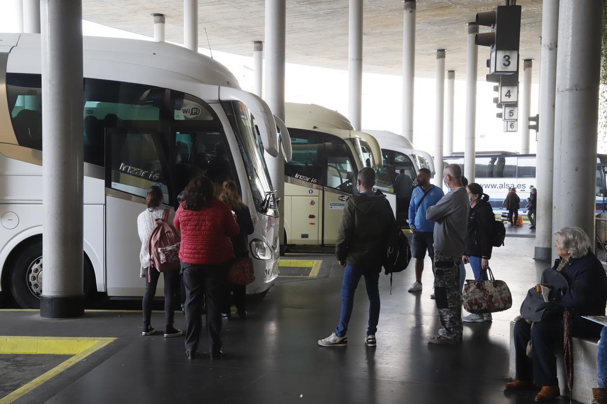Viajeros en la estación de autobuses de Córdoba.