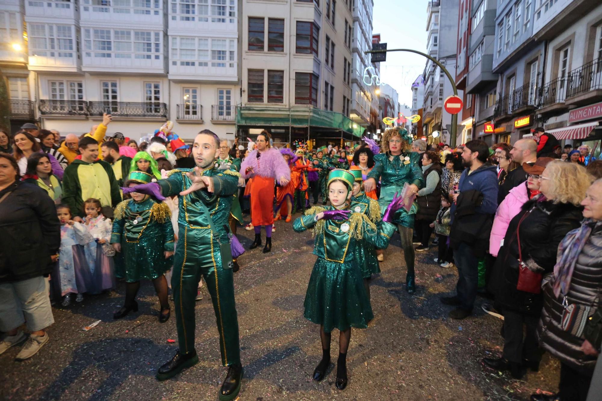 Los choqueiros toman la calle de la Torre con máscaras, música y diversión