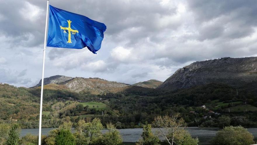 La bandera de Asturias vuelve a ondear en La Polina