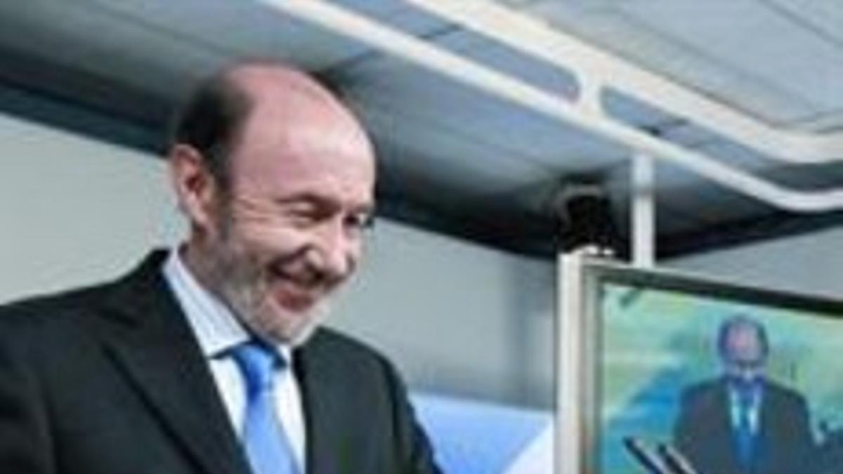 Rubalcaba se dirige a la prensa en la sede central del PSOE, ayer.