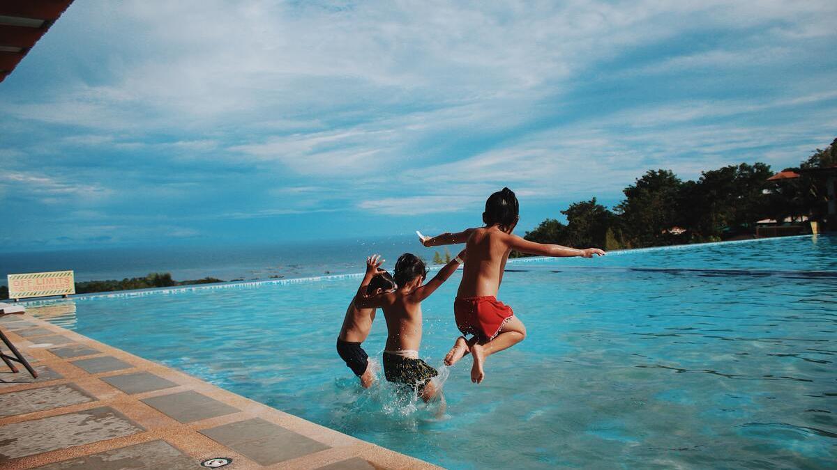 ¿Tienes piscina? Así es como tienes que limpiarla a fondo antes de bañarte este verano