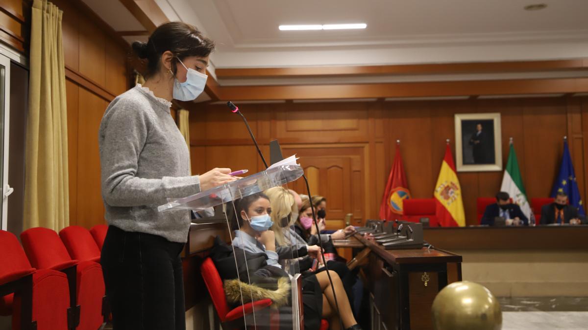 Lectura del manifiesto durante la celebración del pleno.